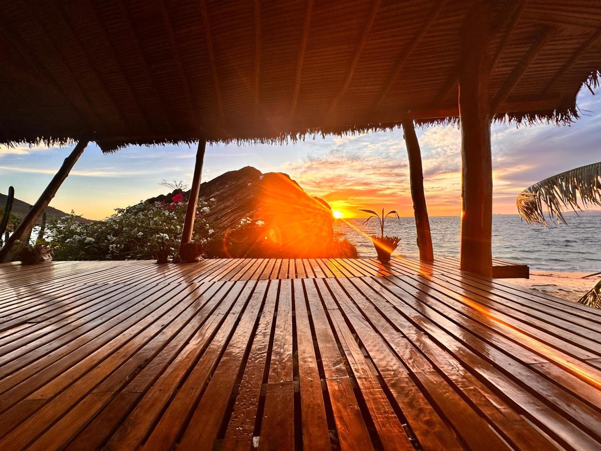 Shambala Madagascar: Beachfront Lodge And Adventures Ambolobozo Ngoại thất bức ảnh