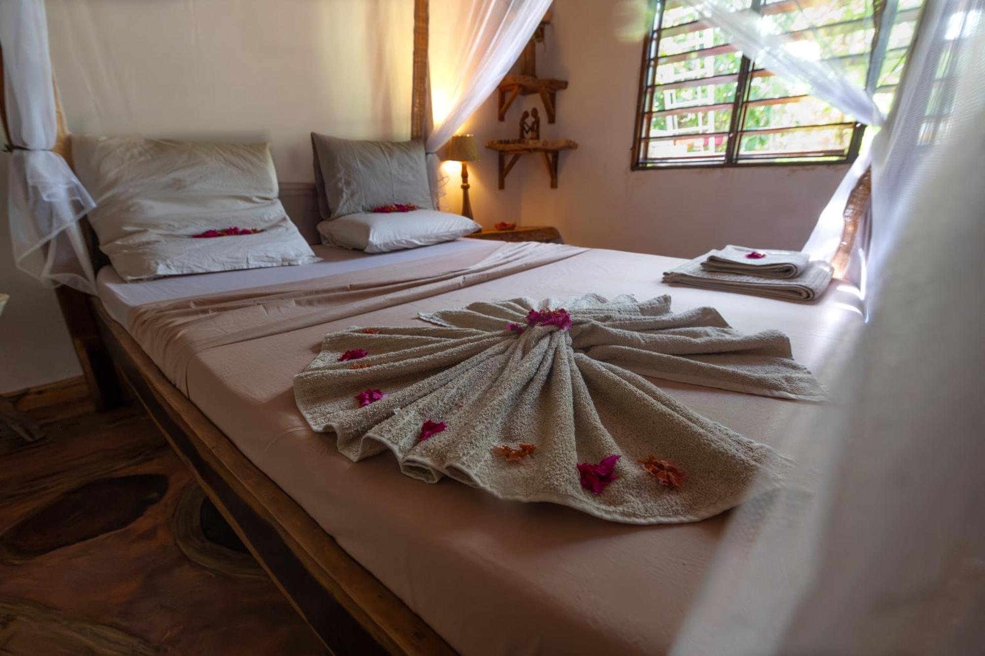 Shambala Madagascar: Beachfront Lodge And Adventures Ambolobozo Ngoại thất bức ảnh
