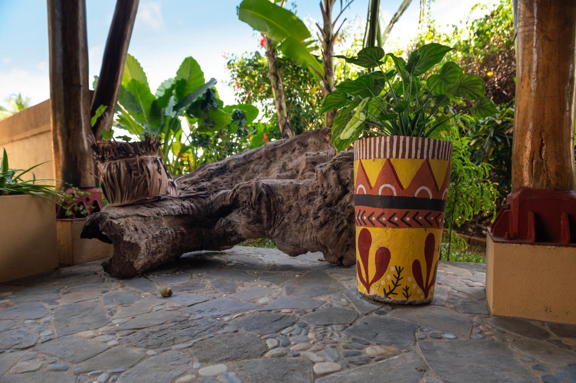 Shambala Madagascar: Beachfront Lodge And Adventures Ambolobozo Ngoại thất bức ảnh
